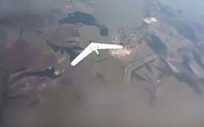 FPV-дрон збиває російський безпілотник “Zala” в районі Кліщіївки. ВIДЕО fpv-дрон-збиває-російський-безпілотник-“zala”-в-районі-Кліщіївки.-ВiДЕО
