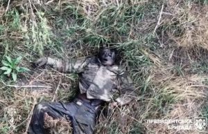 Обгорілі та понівечені тіла російських загарбників валяються в полі на Луганщині. ВIДЕО 18+ Обгорілі-та-понівечені-тіла-російських-загарбників-валяються-в-полі-на-Луганщині.-ВiДЕО-18+