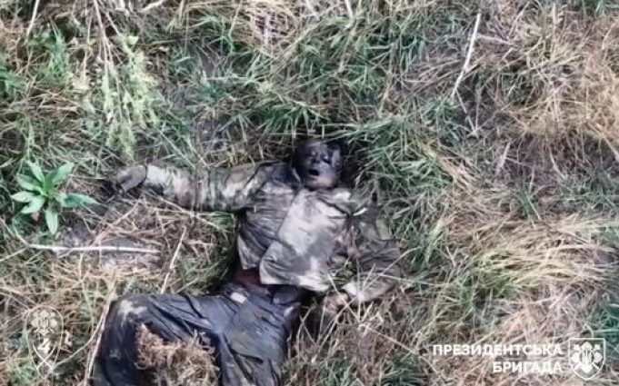 Обгорілі та понівечені тіла російських загарбників валяються в полі на Луганщині. ВIДЕО 18+ Обгорілі-та-понівечені-тіла-російських-загарбників-валяються-в-полі-на-Луганщині.-ВiДЕО-18+