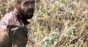 Покинутий командирами окупант конає у полі на Харківщині від тривалої кровотечі. ВIДЕО Покинутий-командирами-окупант-конає-у-полі-на-Харківщині-від-тривалої-кровотечі.-ВiДЕО
