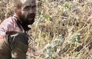 Покинутий командирами окупант конає у полі на Харківщині від тривалої кровотечі. ВIДЕО Покинутий-командирами-окупант-конає-у-полі-на-Харківщині-від-тривалої-кровотечі.-ВiДЕО