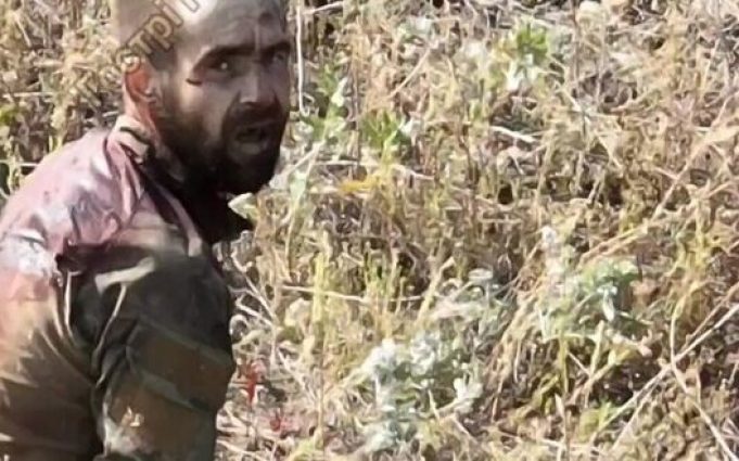 Покинутий командирами окупант конає у полі на Харківщині від тривалої кровотечі. ВIДЕО Покинутий-командирами-окупант-конає-у-полі-на-Харківщині-від-тривалої-кровотечі.-ВiДЕО