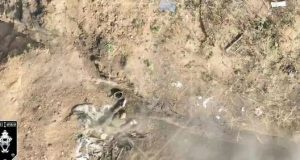 Рука окупанта тягне ліквідованого російського загарбника в бліндаж. ВIДЕО Рука-окупанта-тягне-ліквідованого-російського-загарбника-в-бліндаж.-ВiДЕО