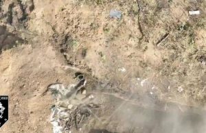 Рука окупанта тягне ліквідованого російського загарбника в бліндаж. ВIДЕО Рука-окупанта-тягне-ліквідованого-російського-загарбника-в-бліндаж.-ВiДЕО