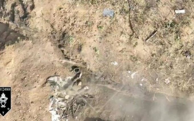 Рука окупанта тягне ліквідованого російського загарбника в бліндаж. ВIДЕО Рука-окупанта-тягне-ліквідованого-російського-загарбника-в-бліндаж.-ВiДЕО