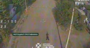 Дрон-камікадзе прикордонників атакує окупанта, який їде на мотоциклі. ВIДЕО Дрон-камікадзе-прикордонників-атакує-окупанта,-який-їде-на-мотоциклі.-ВiДЕО