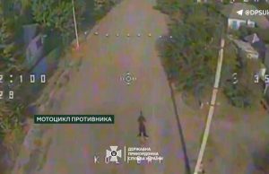 Дрон-камікадзе прикордонників атакує окупанта, який їде на мотоциклі. ВIДЕО Дрон-камікадзе-прикордонників-атакує-окупанта,-який-їде-на-мотоциклі.-ВiДЕО