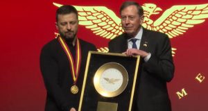 Зеленський отримав нагороду “The Golden Plate Award” від Американської академії досягнень. ВIДЕО Зеленський-отримав-нагороду-“the-golden-plate-award”-від-Американської-академії-досягнень.-ВiДЕО