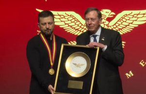 Зеленський отримав нагороду “The Golden Plate Award” від Американської академії досягнень. ВIДЕО Зеленський-отримав-нагороду-“the-golden-plate-award”-від-Американської-академії-досягнень.-ВiДЕО