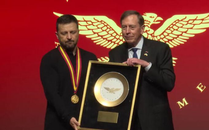 Зеленський отримав нагороду “The Golden Plate Award” від Американської академії досягнень. ВIДЕО Зеленський-отримав-нагороду-“the-golden-plate-award”-від-Американської-академії-досягнень.-ВiДЕО