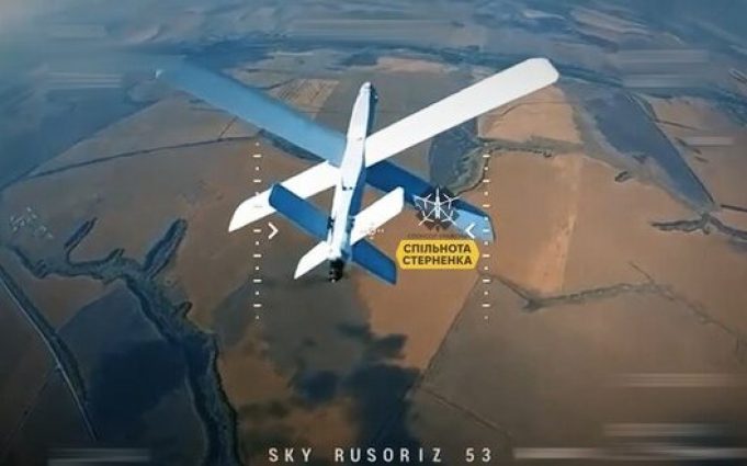 Дрон-камікадзе збиває російський БПЛА “Ланцет” у модифікації “Изделие-51”. ВIДЕО Дрон-камікадзе-збиває-російський-БПЛА-“Ланцет”-у-модифікації-“Изделие-51”.-ВiДЕО