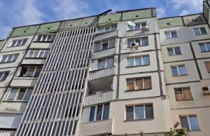 РФ обстріляла багатоповерхівку в Херсоні: Постраждалих немає. ВIДЕО РФ-обстріляла-багатоповерхівку-в-Херсоні:-Постраждалих-немає.-ВiДЕО