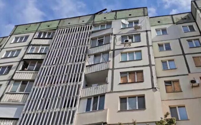РФ обстріляла багатоповерхівку в Херсоні: Постраждалих немає. ВIДЕО РФ-обстріляла-багатоповерхівку-в-Херсоні:-Постраждалих-немає.-ВiДЕО