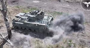 П’ятеро окупантів намагаються сховатися під БМП “Bradley” від атаки наших бійців. ВIДЕО П’ятеро-окупантів-намагаються-сховатися-під-БМП-“bradley”-від-атаки-наших-бійців.-ВiДЕО