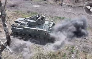 П’ятеро окупантів намагаються сховатися під БМП “Bradley” від атаки наших бійців. ВIДЕО П’ятеро-окупантів-намагаються-сховатися-під-БМП-“bradley”-від-атаки-наших-бійців.-ВiДЕО