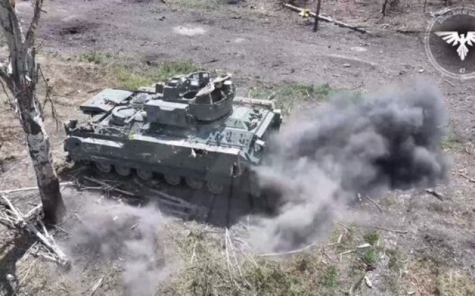 П’ятеро окупантів намагаються сховатися під БМП “Bradley” від атаки наших бійців. ВIДЕО П’ятеро-окупантів-намагаються-сховатися-під-БМП-“bradley”-від-атаки-наших-бійців.-ВiДЕО