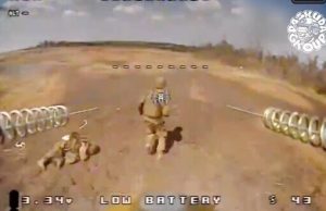 Дрон-камікадзе “Дикий Шершень” атакує російського загарбника прямо у спину. ВIДЕО Дрон-камікадзе-“Дикий-Шершень”-атакує-російського-загарбника-прямо-у-спину.-ВiДЕО