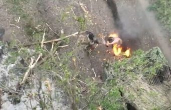 Охоплений вогнем окупант знімає із себе одяг і конає голим серед поля. ВIДЕО 18+ Охоплений-вогнем-окупант-знімає-із-себе-одяг-і-конає-голим-серед-поля.-ВiДЕО-18+