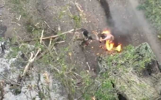 Охоплений вогнем окупант знімає із себе одяг і конає голим серед поля. ВIДЕО 18+ Охоплений-вогнем-окупант-знімає-із-себе-одяг-і-конає-голим-серед-поля.-ВiДЕО-18+