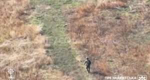 Російський загарбник тікає від дрона бійців Президентської бригади. ВIДЕО Російський-загарбник-тікає-від-дрона-бійців-Президентської-бригади.-ВiДЕО