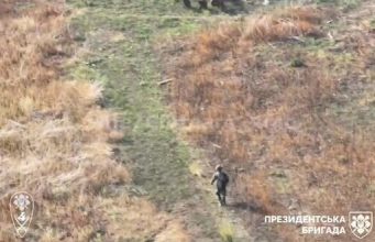 Російський загарбник тікає від дрона бійців Президентської бригади. ВIДЕО Російський-загарбник-тікає-від-дрона-бійців-Президентської-бригади.-ВiДЕО