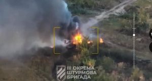 Дрон-камікадзе атакує російський “танк-сарай” на Харківщині. ВIДЕО Дрон-камікадзе-атакує-російський-“танк-сарай”-на-Харківщині.-ВiДЕО