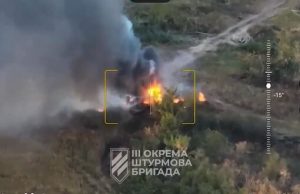 Дрон-камікадзе атакує російський “танк-сарай” на Харківщині. ВIДЕО Дрон-камікадзе-атакує-російський-“танк-сарай”-на-Харківщині.-ВiДЕО