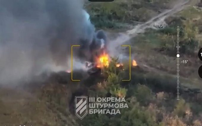 Дрон-камікадзе атакує російський “танк-сарай” на Харківщині. ВIДЕО Дрон-камікадзе-атакує-російський-“танк-сарай”-на-Харківщині.-ВiДЕО