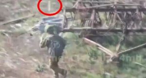 Окупант на ходу “спіймав” головою скинутий із дрона боєприпас. ВIДЕО 18+ Окупант-на-ходу-“спіймав”-головою-скинутий-із-дрона-боєприпас.-ВiДЕО-18+