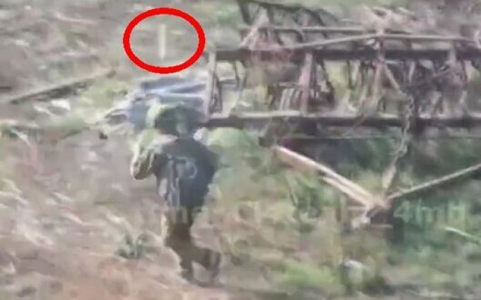 Окупант на ходу “спіймав” головою скинутий із дрона боєприпас. ВIДЕО 18+ Окупант-на-ходу-“спіймав”-головою-скинутий-із-дрона-боєприпас.-ВiДЕО-18+