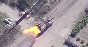 Розвідники двома FPV-дронами спалили російську САУ “Мста-С”. ВIДЕО Розвідники-двома-fpv-дронами-спалили-російську-САУ-“Мста-С”.-ВiДЕО