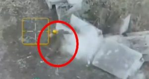 Окупант у бою невміло кинув гранату і вона вибухнула поряд із ним. ВIДЕО Окупант-у-бою-невміло-кинув-гранату-і-вона-вибухнула-поряд-із-ним.-ВiДЕО