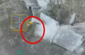 Окупант у бою невміло кинув гранату і вона вибухнула поряд із ним. ВIДЕО Окупант-у-бою-невміло-кинув-гранату-і-вона-вибухнула-поряд-із-ним.-ВiДЕО