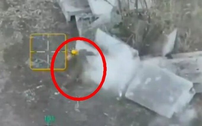 Окупант у бою невміло кинув гранату і вона вибухнула поряд із ним. ВIДЕО Окупант-у-бою-невміло-кинув-гранату-і-вона-вибухнула-поряд-із-ним.-ВiДЕО