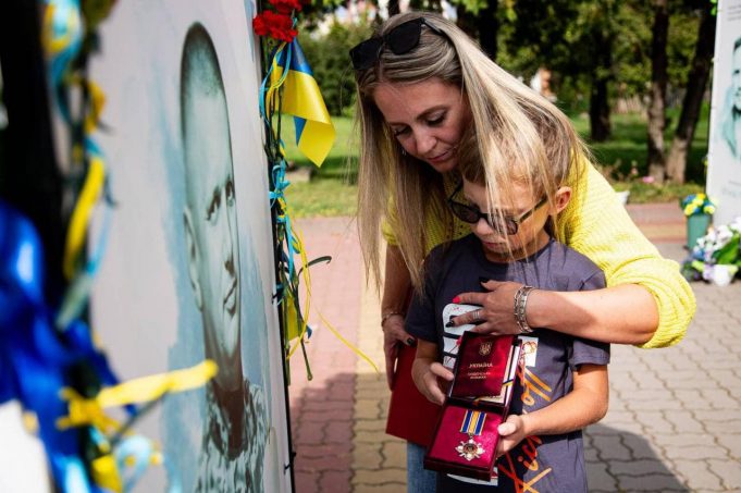 Родині полеглого Героя вручили посмертну нагороду Родині-полеглого-Героя-вручили-посмертну-нагороду