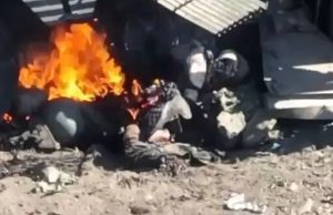 Двоє окупантів борсаються у вогні після атаки дрона-камікадзе. ВIДЕО 18+ Двоє-окупантів-борсаються-у-вогні-після-атаки-дрона-камікадзе.-ВiДЕО-18+