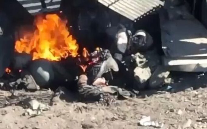 Двоє окупантів борсаються у вогні після атаки дрона-камікадзе. ВIДЕО 18+ Двоє-окупантів-борсаються-у-вогні-після-атаки-дрона-камікадзе.-ВiДЕО-18+