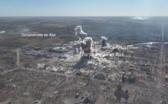 Окупанти обстрілюють ФАБами місце, де колись було місто Вовчанськ. ВIДЕО Окупанти-обстрілюють-ФАБами-місце,-де-колись-було-місто-Вовчанськ.-ВiДЕО