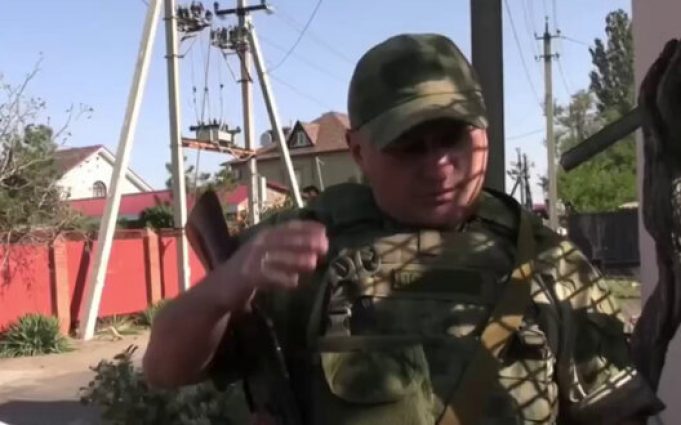 Рашисти посилили “безпекові заходи” в окупованому Маріуполі, вимагають показати паспорти РФ. ВIДЕО Рашисти-посилили-“безпекові-заходи”-в-окупованому-Маріуполі,-вимагають-показати-паспорти-РФ.-ВiДЕО