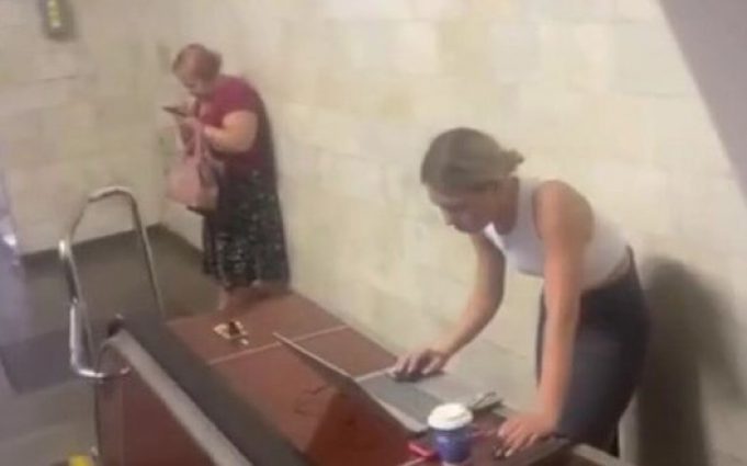Дівчина у метро під час польоту ракет над Києвом працює за ноутбуком, поставивши його на... Дівчина-у-метро-під-час-польоту-ракет-над-Києвом-працює-за-ноутбуком,-поставивши-його-на.
