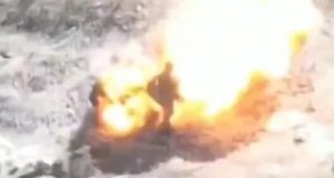 Окупант зникає у вогні, вистріливши упритул у дрон-камікадзе, який лежить на землі. ВIДЕО Окупант-зникає-у-вогні,-вистріливши-упритул-у-дрон-камікадзе,-який-лежить-на-землі.-ВiДЕО