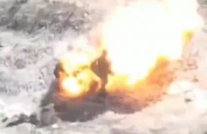 Окупант зникає у вогні, вистріливши упритул у дрон-камікадзе, який лежить на землі. ВIДЕО Окупант-зникає-у-вогні,-вистріливши-упритул-у-дрон-камікадзе,-який-лежить-на-землі.-ВiДЕО