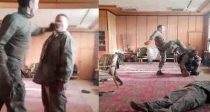 Російський командир лупцює своїх підлеглих: “У#бки! Вставай! Х#ли ты вывалилось! Х#й бычий ты!”. ВIДЕО Російський-командир-лупцює-своїх-підлеглих:-“У#бки!-Вставай!-Х#ли-ты-вывалилось!-Х#й-бычий-ты!”.-ВiДЕО