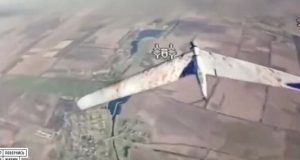 FPV-дрон збиває російський безпілотник “Zala” на Донеччині. ВIДЕО fpv-дрон-збиває-російський-безпілотник-“zala”-на-Донеччині.-ВiДЕО