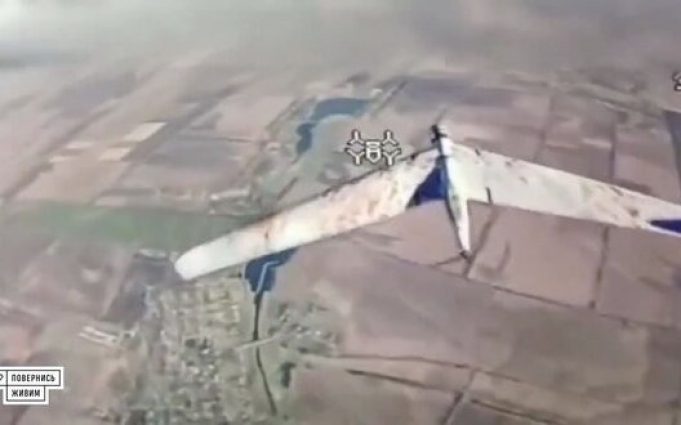 FPV-дрон збиває російський безпілотник “Zala” на Донеччині. ВIДЕО fpv-дрон-збиває-російський-безпілотник-“zala”-на-Донеччині.-ВiДЕО