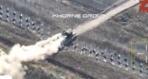 Пошкоджений танк Leopard 2, з палаючою баштою, рятує з поля бою наш Т-72. ВIДЕО Пошкоджений-танк-leopard-2,-з-палаючою-баштою,-рятує-з-поля-бою-наш-Т-72.-ВiДЕО