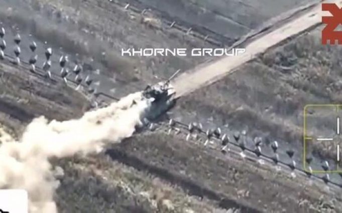 Пошкоджений танк Leopard 2, з палаючою баштою, рятує з поля бою наш Т-72. ВIДЕО Пошкоджений-танк-leopard-2,-з-палаючою-баштою,-рятує-з-поля-бою-наш-Т-72.-ВiДЕО