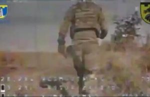 Дрон-камікадзе поцілив окупанту у зад та “зняв” із нього штани і спіднє. ВIДЕО 18+ Дрон-камікадзе-поцілив-окупанту-у-зад-та-“зняв”-із-нього-штани-і-спіднє.-ВiДЕО-18+