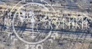 Українські захисники вперше знищили російський безпілотник влучним скидом боєприпасу. ВIДЕО Українські-захисники-вперше-знищили-російський-безпілотник-влучним-скидом-боєприпасу.-ВiДЕО