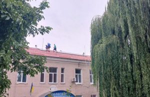 На даху лікарні у Нововолинську встановлюють сонячну електростанцію На даху лікарні у Нововолинську встановлюють сонячну електростанцію